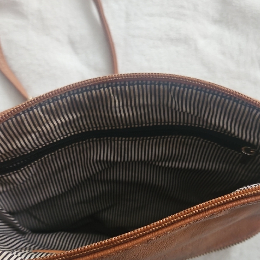 Elegant Tan Leather Crossbody Bag - Picture 3 of 4